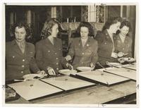 WACs in mess hall